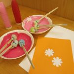 そよかぜ組：タンポを使ってのコスモス