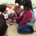 たいよう組　小さい子のクラスにお手伝い。