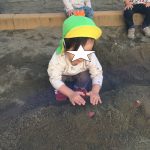「乳児クラスさつまいもリレー」