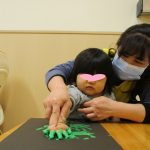 だいち組:月製作での手形とり