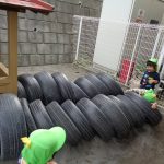 ふたば組の数人の児がタイヤを並べて遊んでいます。