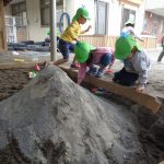 そら組はみんなでお山を作ってトンネルを掘ったりしてワイワイ言いながらお砂遊びを楽しみます。