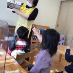 食育活動キノコの見比べに挑戦!