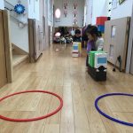 廊下でなにやら楽しい遊びを始めたそよかぜ組の子ども達の様子をご紹介します。