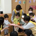 お誕生会と鯉のぼり玉入れ。