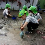 【雨上がりは水たまりで泥んこ遊び】