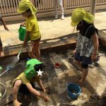 ３クラス合同で泥んこ遊び