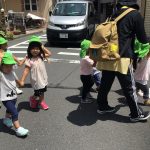 道を渡る時は