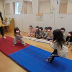 幼児:タオル綱引き