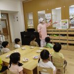 食具(スプーン)の持ち方を教えてもらいました