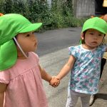 「初めてのお散歩と園庭遊びの様子」