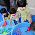 そよかぜ組:テラスでの水遊び