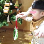 乳児：クリスマスツリー装飾