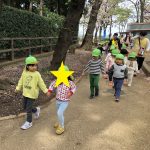 桜のもとで進級式（令和4年度）