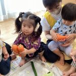 【食育活動】野菜に触れる（にんじん・たまねぎ・キャベツ・きゅうり）