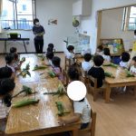 うみ組「とうもろこしの皮むき」