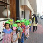 幼児組　とうもろこしのお買いものと皮むきのお手伝い