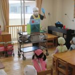 にじいろ保育園西馬込令和5年度 うみ組 とうもろこしの皮むき
