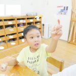 【たいようぐみ、玉ねぎの皮むきとキャベツちぎり】