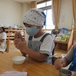 令和５年度　そら組・たいよう組　フルーツゼリーの型抜きをしよう
