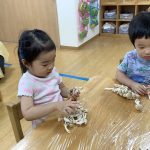 ふたば組　食育活動でしめじに触ったよ！