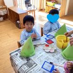 そら組・たいよう組「クリスマスツリーの帽子を作りました」