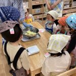 1１月１０日（金曜日）　【食育活動】“芋もちの成形“