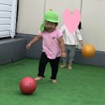 「園庭にて」