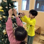 クリスマスツリーの飾り付け
