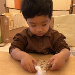そよかぜ組☆食育「玄米フレークを潰してみよう！」
