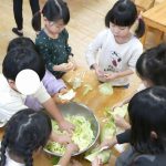 【たいようぐみ　キャベツちぎりと玉葱の皮むき】