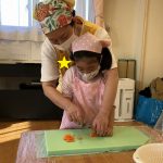 食育　たいよう組包丁でにんじんをカット