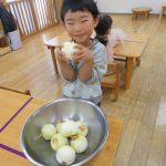 【うみぐみ 食育 玉葱の皮むき】