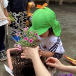 1歳児クラス 「お花の苗を植えました」