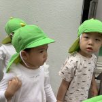 みんなで手を繋いでお散歩