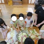 【食育　たいようぐみ　きゃべつちぎり＆玉ねぎの皮むき】