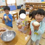 【そらぐみ 食育 玉ねぎの皮むき】