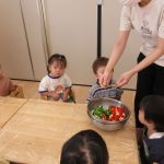 食育ピーマンの種取り（2歳児）