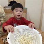 食育 ふたば組 きのこをほぐす
