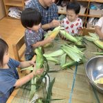 ふたば組とうもろこしの皮むき