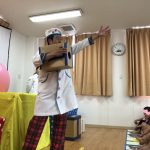 7月3日 すくわくプログラムへの取り組み『光実験:明かりのまわりに虹が見えるキラキラシート作成』