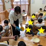 クッキング 1歳児クラス ≪ かぼちゃの種取り ≫