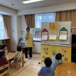 「これは、何色のたべものかな？」