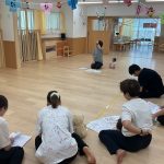 にじいろ保育園平井 リズムあそび職員研修(すくわくプログラム)