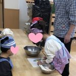 豚汁づくりで初めての包丁に挑戦!