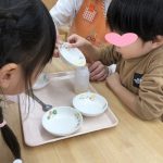 うみ・そら組のドレッシング作り