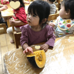 かぼちゃの種取り(そよかぜ組)