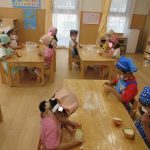 ４．５歳食育「たまねぎ皮むき」