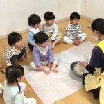 そよかぜ組　～給食で使う野菜をちぎってみよう～