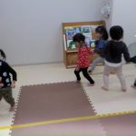 「１２月　リトミック教室　ふたば・うみ組」